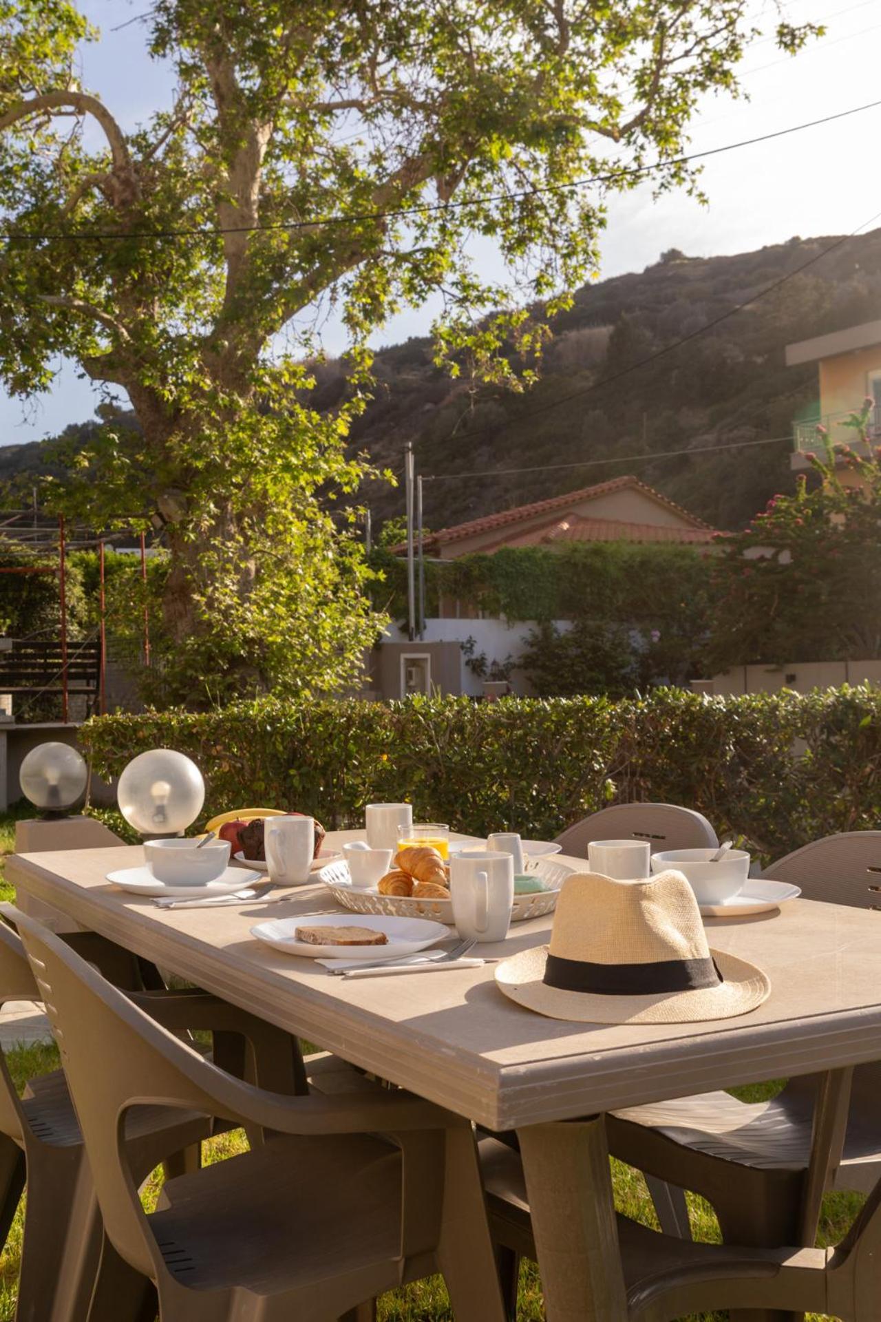 Elio A 1Bdr Apt With Garden 1 Min From The Beach By Hospi Heraklion  Ngoại thất bức ảnh