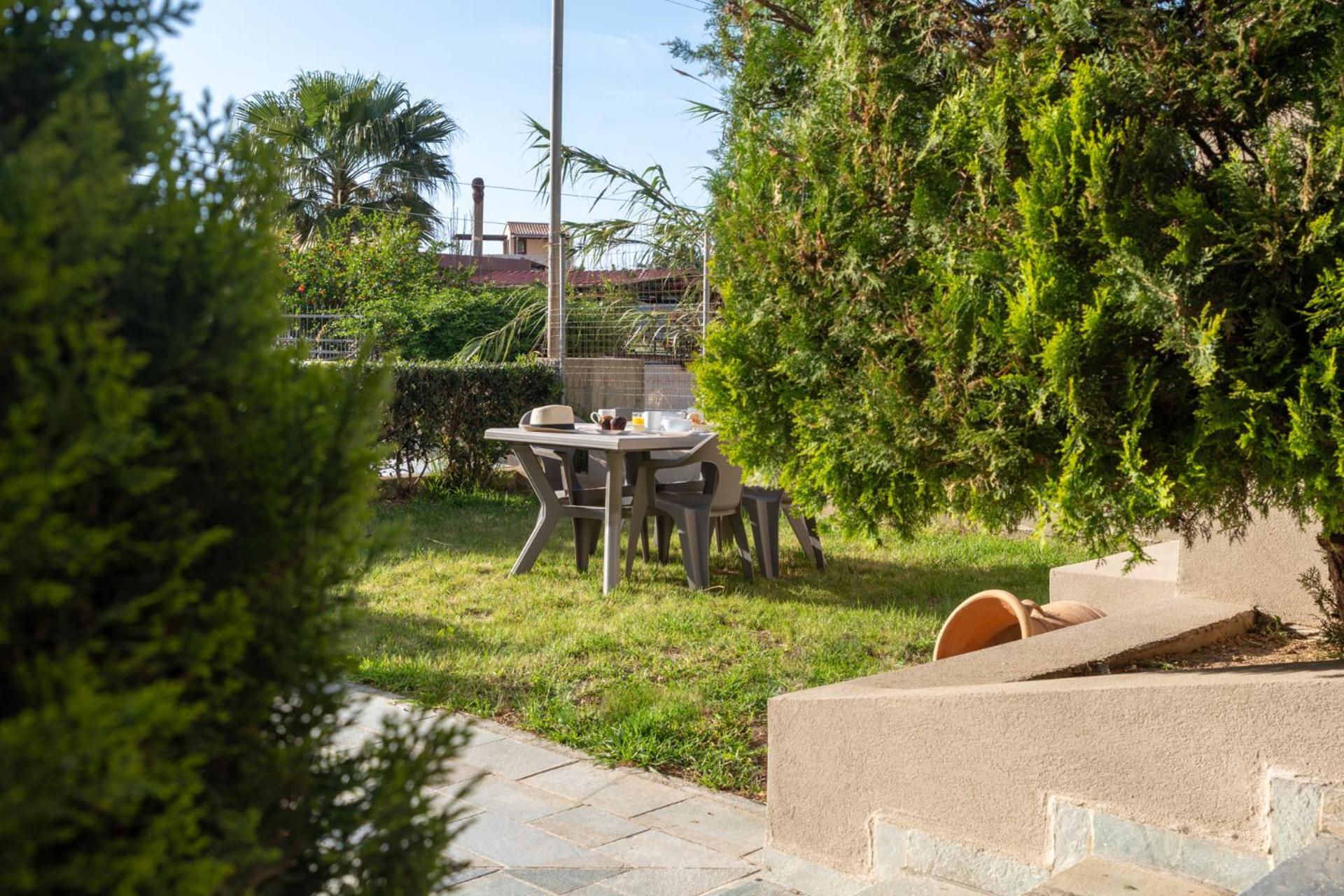 Elio A 1Bdr Apt With Garden 1 Min From The Beach By Hospi Heraklion  Ngoại thất bức ảnh